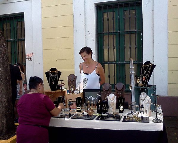 luisa roque el mercadillo autogiro arte actual - El Mercadillo de Artistas en San Juan