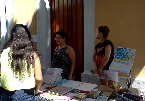 nicole y amanda la impresoara el mercadillo autogiro arte actual - El Mercadillo de Artistas en San Juan